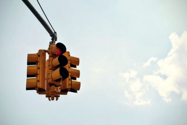 Es ist eine rote Ampel zu sehen.