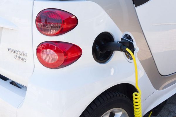 Ein Elektroauto wird aufgeladen.