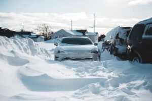 Auto in Schnee