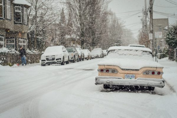 Fahrzeug im Schnee auf einer beschneiten Straße im Winter