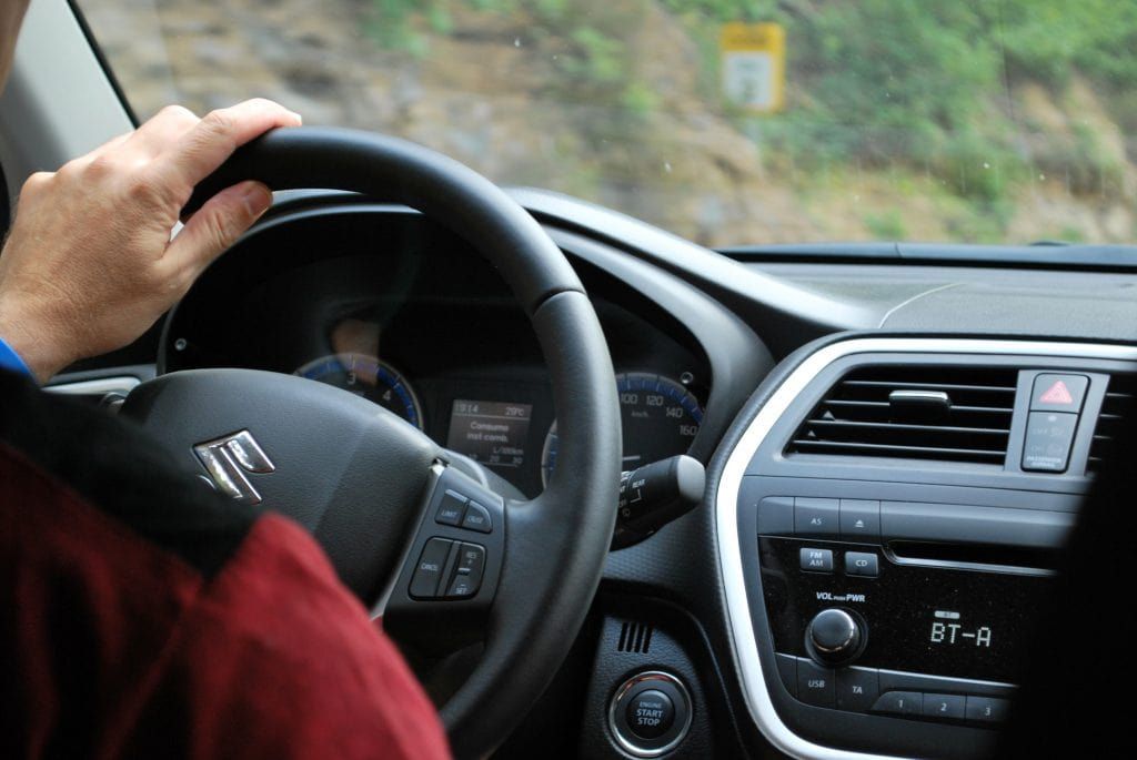 Fahrer am Steuer zum Bezug auf Fahrerassistenzsysteme