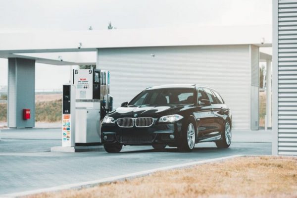Fahrzeug tankt an der Tankstelle