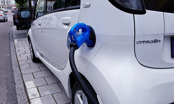 Elektroauto wird geladen