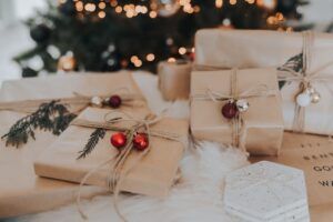 Geschenke liegen vor einem Weihnachtsbaum.