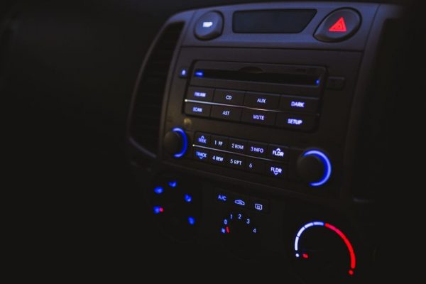 Ein Autoradio aus der Perspektive des Beifahrers.
