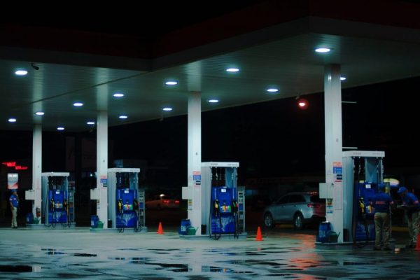 Tankstelle im Dunkeln