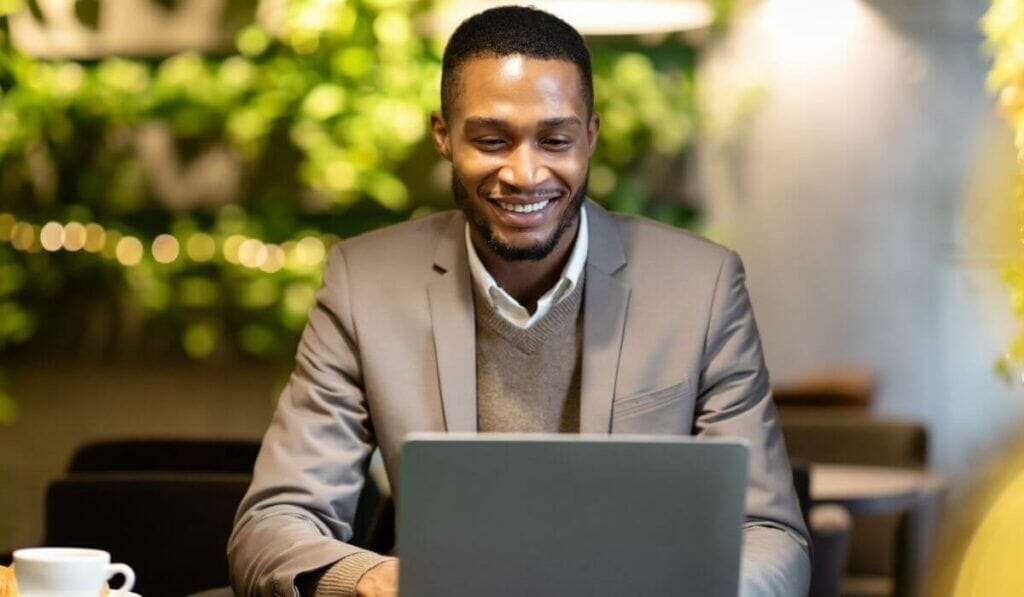 Person an Laptop
