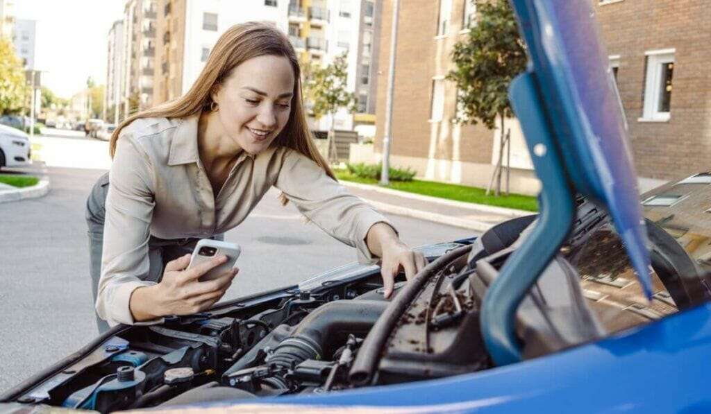 Frau untersucht Fahrzeug