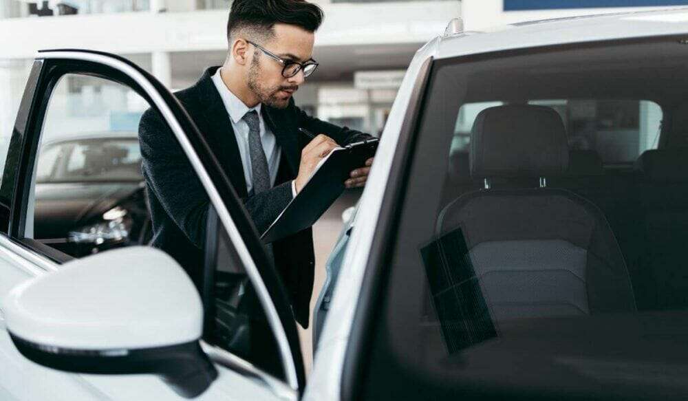 Fahrzeugkontrolle mit Checkliste