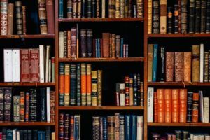 Gesetzbücher in einem Regal