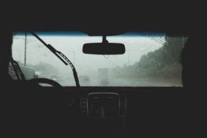 Windschutzscheibe bei Regen mit Scheibenwischer