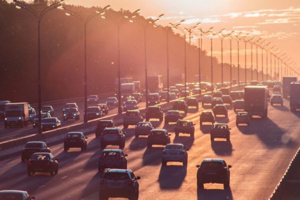 eine Autobahn mit Fahrzeugen