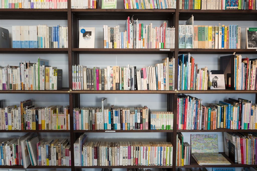 Bücherregal mit Unterlagen