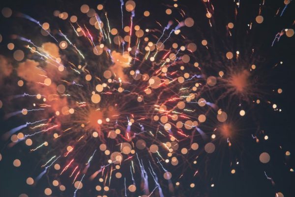 Ein Feuerwerk am Himmel.