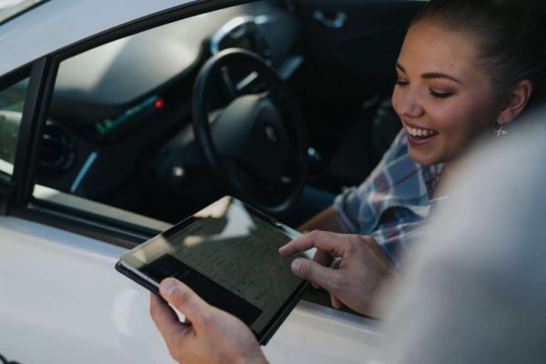 der Flottenmanagement Anbieter Vimcar Fleet auf einem Tablet geöffnet