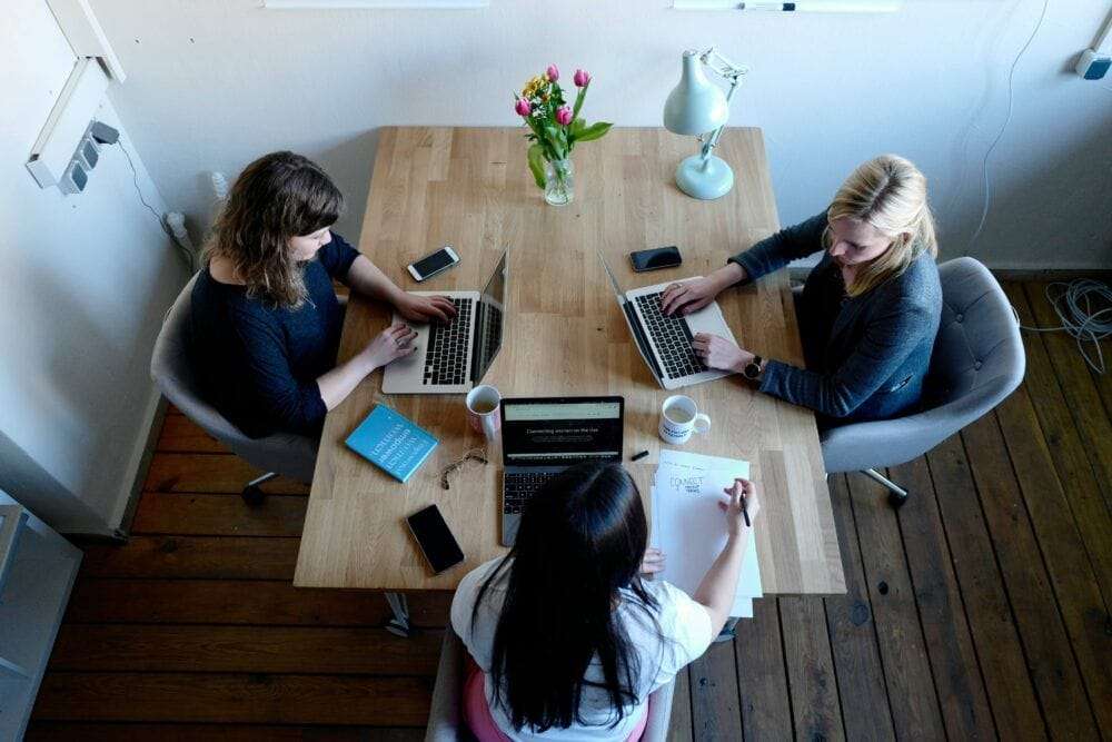 Vergleich im Unternehmen verschiedener Fuhrparkmanagement-Anbieter