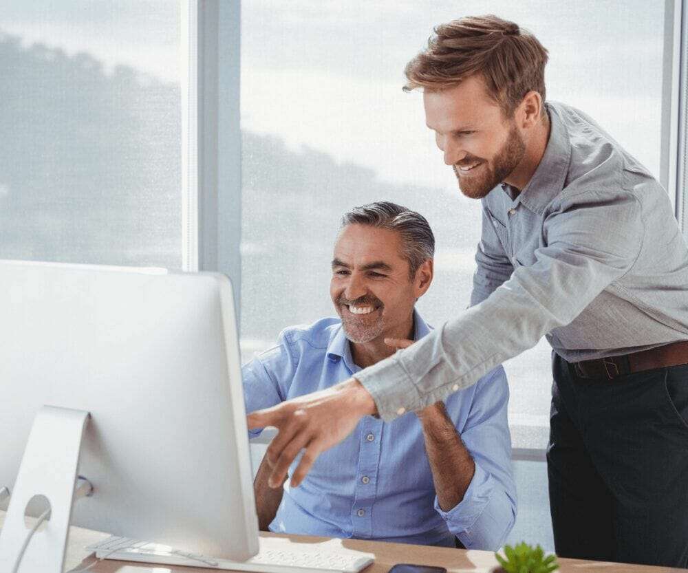 2 Personen vor Computer
