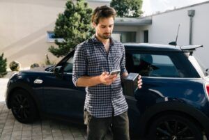 Mann hat eine Schlüsselbox in der Hand