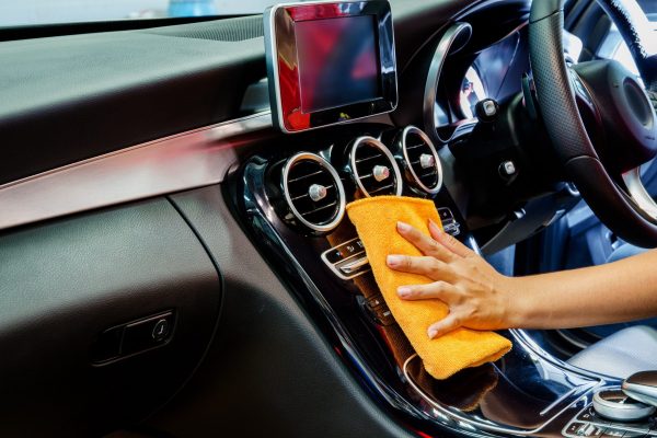 Auto-Interieur wird desinfiziert