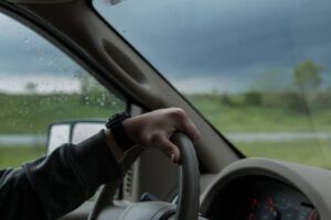 Fahrer in Auto