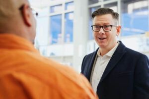 Gespräch zwischen Fuhrparkleiter und Fahrer