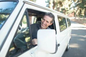ein lächelnder Fahrer im Flottenfahrzeug