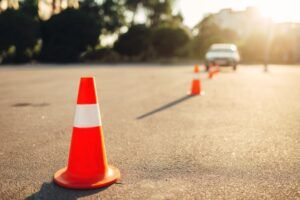 Verkehrsleitkegel auf Übungsstrecke