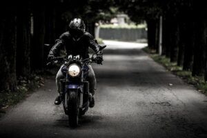 ein Mottorradfahrer
