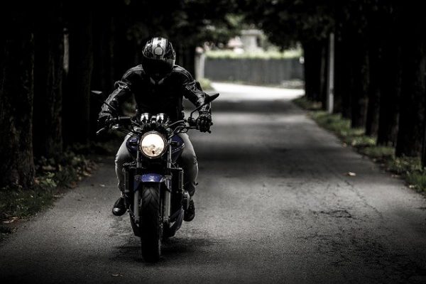 ein Mottorradfahrer