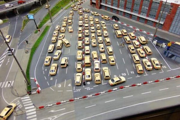 ein Fuhrpark bestehend aus Taxis