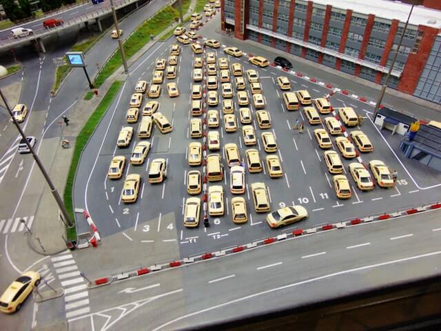 ein Fuhrpark bestehend aus Taxis
