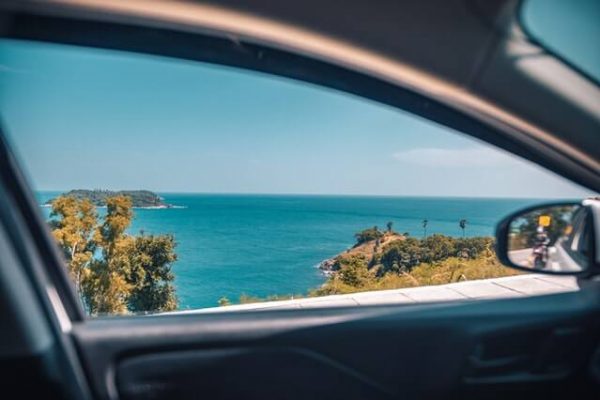 Blick aus Fahrzeug aufs Meer