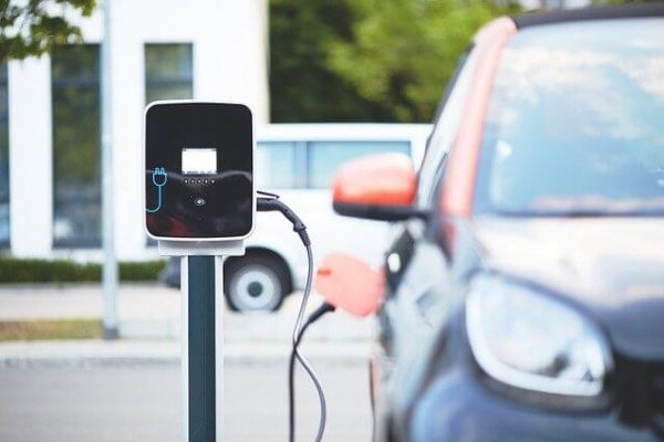Elektroauto an Ladestation