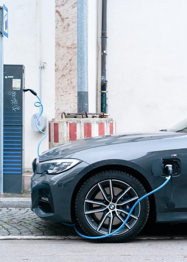 Elektroauto lädt an Ladestation