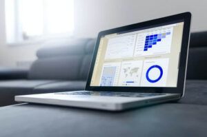 Laptop mit Fuhrparksoftware geöffnet