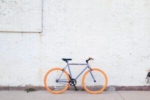 Fahrrad steht vor weißer Wand