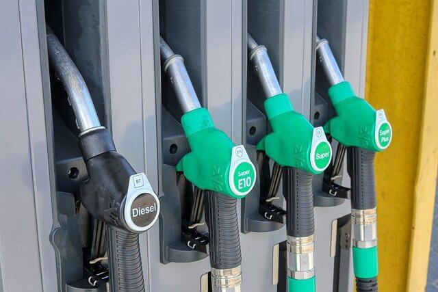 Beim Tanken können Fahrer durch ein wirtschaftliches Fahren sparen.