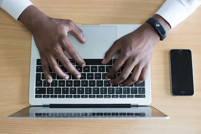 Person schreibt am Laptop