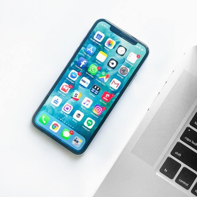 Handy mit Social Media 
