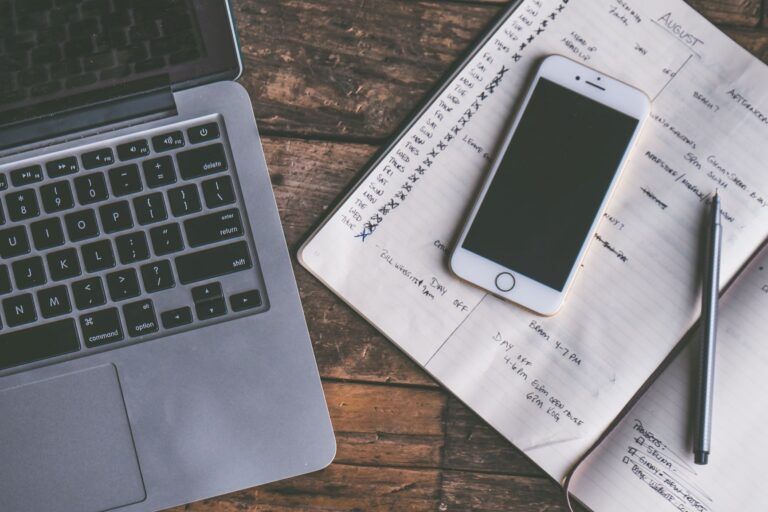 Checkliste, Laptop und Handy