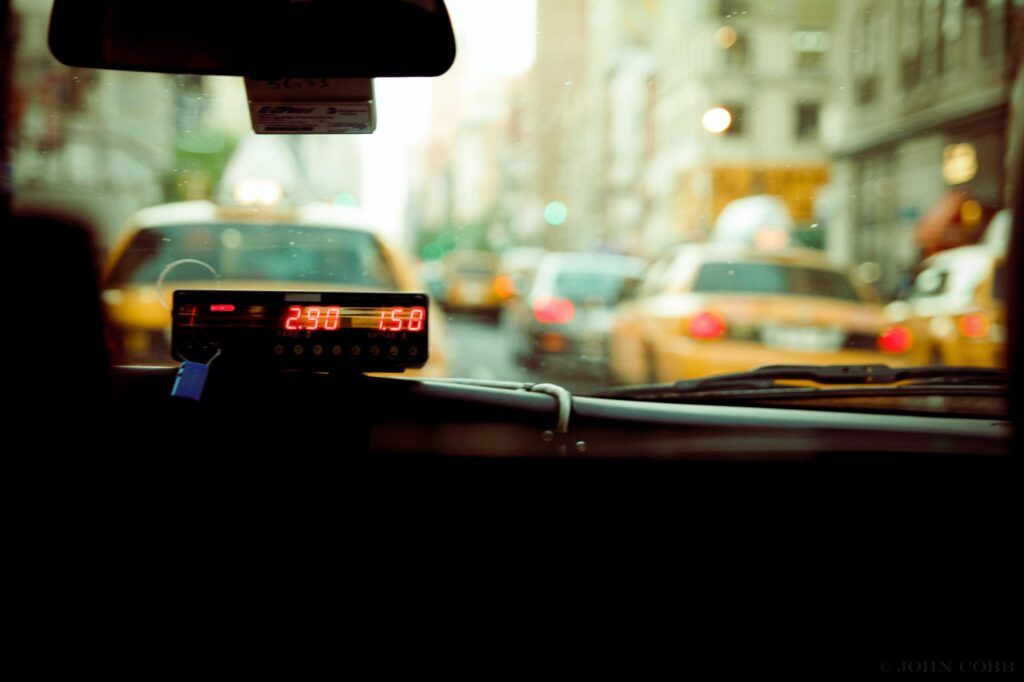 Kostenübersicht im Taxi