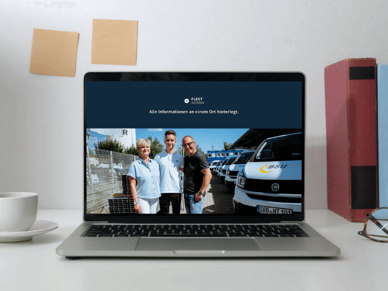 Broschüre auf Laptop geöffnet