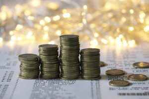 Auf einem Blatt Papier stapeln sich Münzen.