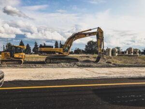 Bagger auf Baustelle mit GPS.
