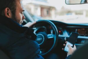 Person nutzt Smartphone