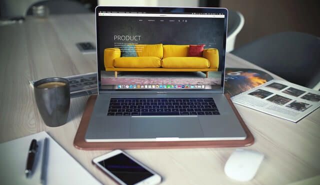 Laptop mit einer Unternehmens-Website geöffnet