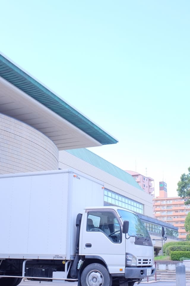Lkw steht vor einem Gebäude.