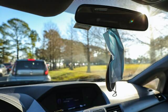 Maske hängt im Auto