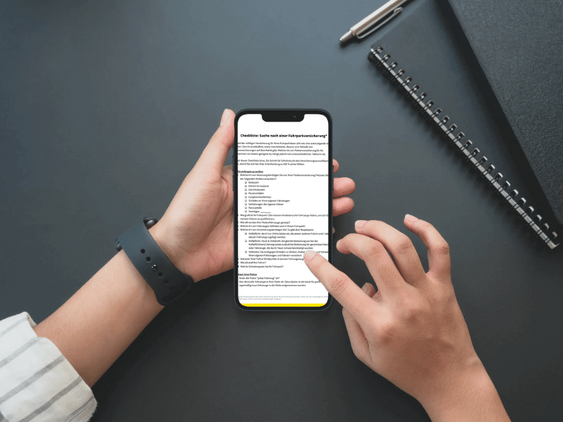 Smartphone zeigt Fuhrparkversicherung Checkliste