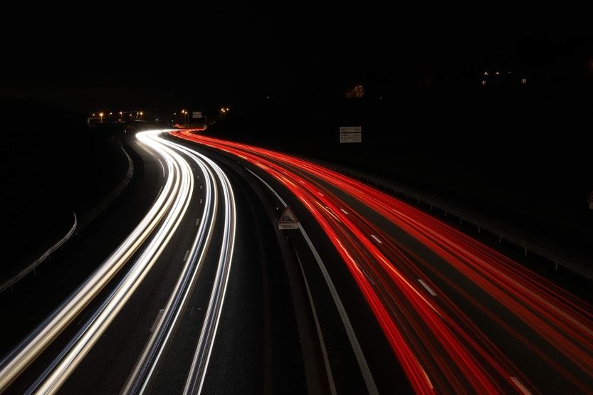 Autobahn im Dunkeln